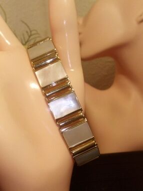 Gold Tone Mother-of-Pearl Stretch Bracelet for Women